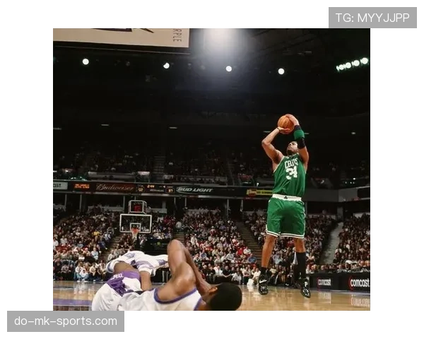 保罗·皮尔斯关键时刻单打效率提升显著拉开对比优势