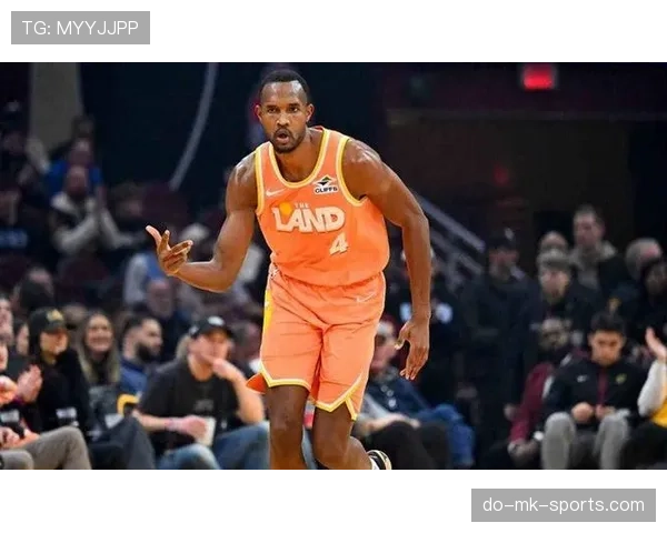 埃文·莫布里内线高效挡拆拉开防守空间提升湖人禁区攻击力