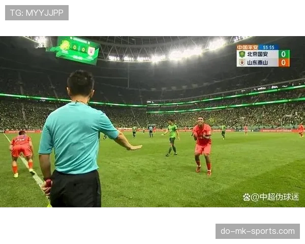 裁判如何依据判罚标准区分犯规与合理对抗