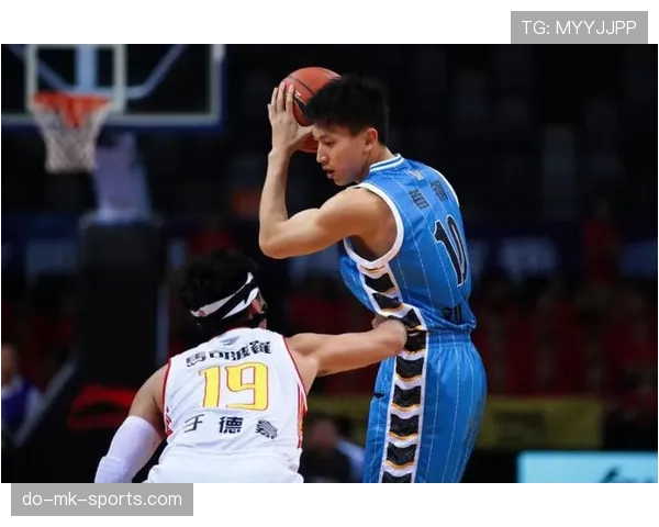 铲球先触球为何仍被判犯规？规则如何界定“连人带球”