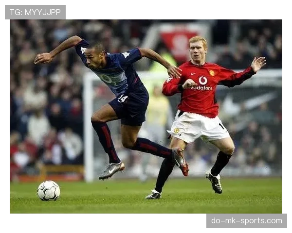 杰拉德与斯科尔斯在中场组织上展现分散和集中驱动趋势